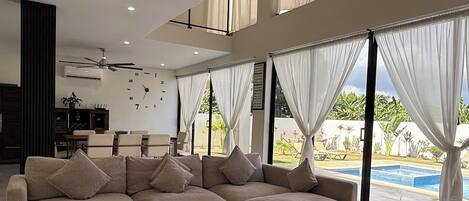 Smart-tv, tafelvoetbal, een tafeltennistafel en een stereo