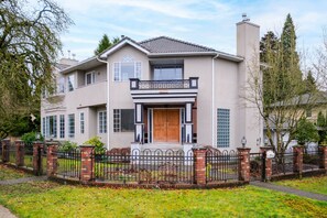 Exterior - Spacious 4BR w/ Ensuites Mins to Downtown YVR UBC (Vancouver)