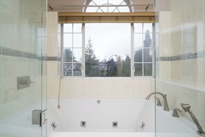 Hair dryer, towels, soap, shampoo - Spacious 4BR w/ Ensuites Mins to Downtown YVR UBC (Vancouver)