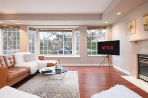 Smart TV - Spacious 4BR w/ Ensuites Mins to Downtown YVR UBC (Vancouver)