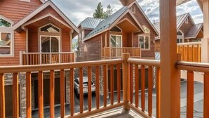Property grounds - Walk to Village, Gondola, Shops + Free Shuttle! (Mammoth Lakes)