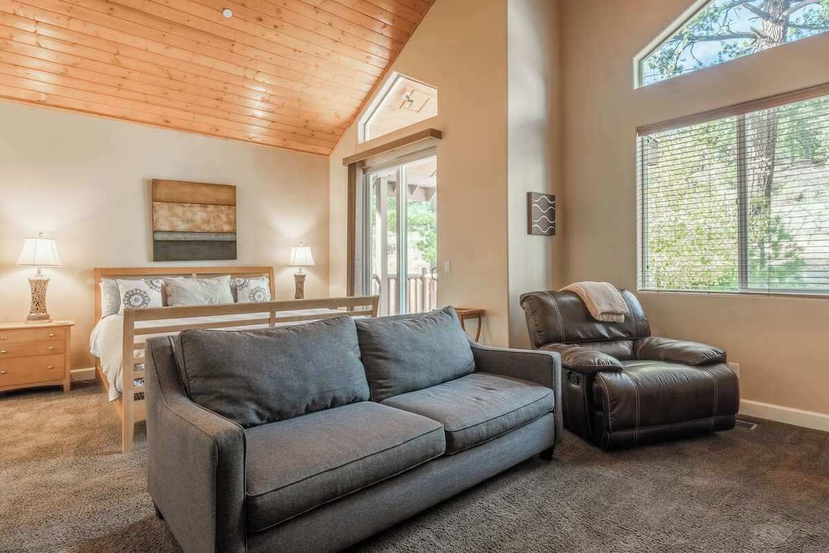 Una televisión, una chimenea, una oficina