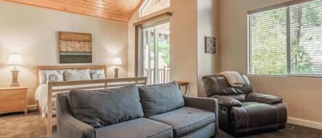 Una televisión, una chimenea, una oficina