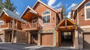 Exterior - Walk to Village, Gondola, Shops + Free Shuttle! (Mammoth Lakes)