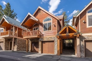 Exterior - Walk to Village, Gondola, Shops + Free Shuttle! (Mammoth Lakes)