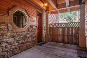 Property grounds - Walk to Village, Gondola, Shops + Free Shuttle! (Mammoth Lakes)