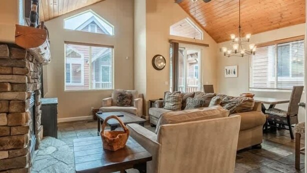 TV, fireplace, offices - Walk to Village, Gondola, Shops + Free Shuttle! (Mammoth Lakes)