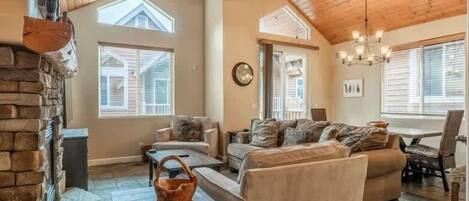 Fernseher, Kamin, Arbeitsbereiche