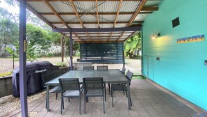 Outdoor dining - 3 Br Lakeside Forest Cottage (Lakewood)
