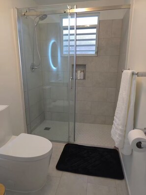 Shower, hair dryer, towels, soap - Mil Campanas Apt 3 / Camellia House (Aguadilla Pueblo)
