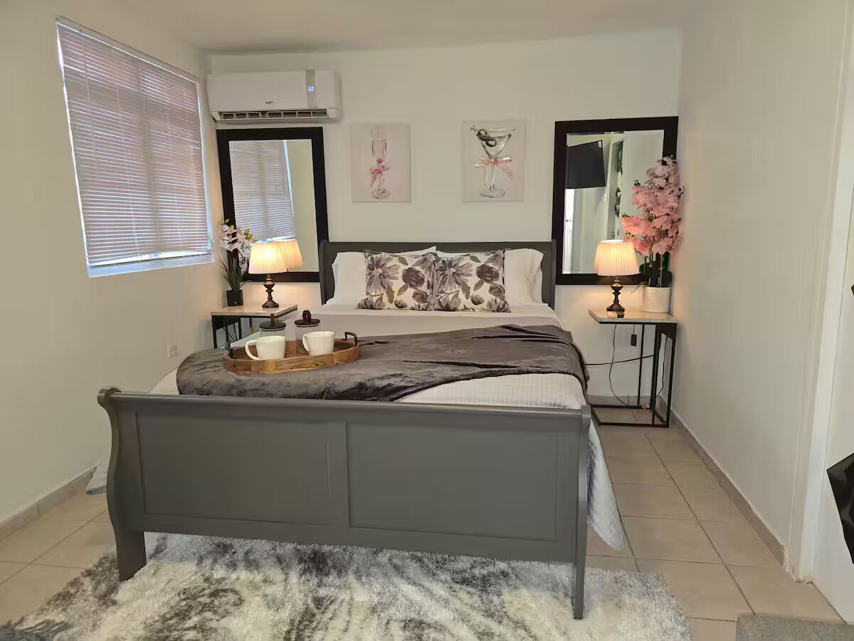 1 slaapkamer, een strijkplank/strijkijzer, gratis wifi, beddengoed