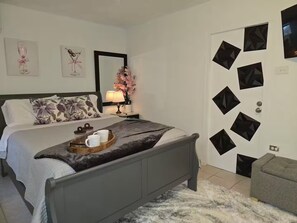 1 slaapkamer, een strijkplank/strijkijzer, gratis wifi, beddengoed