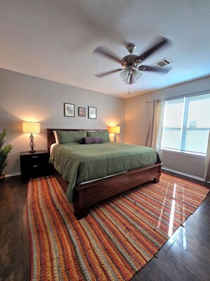 3 bedrooms, iron/ironing board, free WiFi, bed sheets - Houston NRG & Medical Center Stays - Gated & Pet Friendly (Houston)