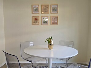 Dining - Houston NRG & Medical Center Stays - Gated & Pet Friendly (Houston)