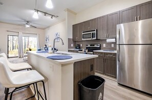 Een magnetron, een oven, een kookplaat, een vaatwasser