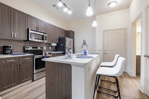 Een magnetron, een oven, een kookplaat, een vaatwasser