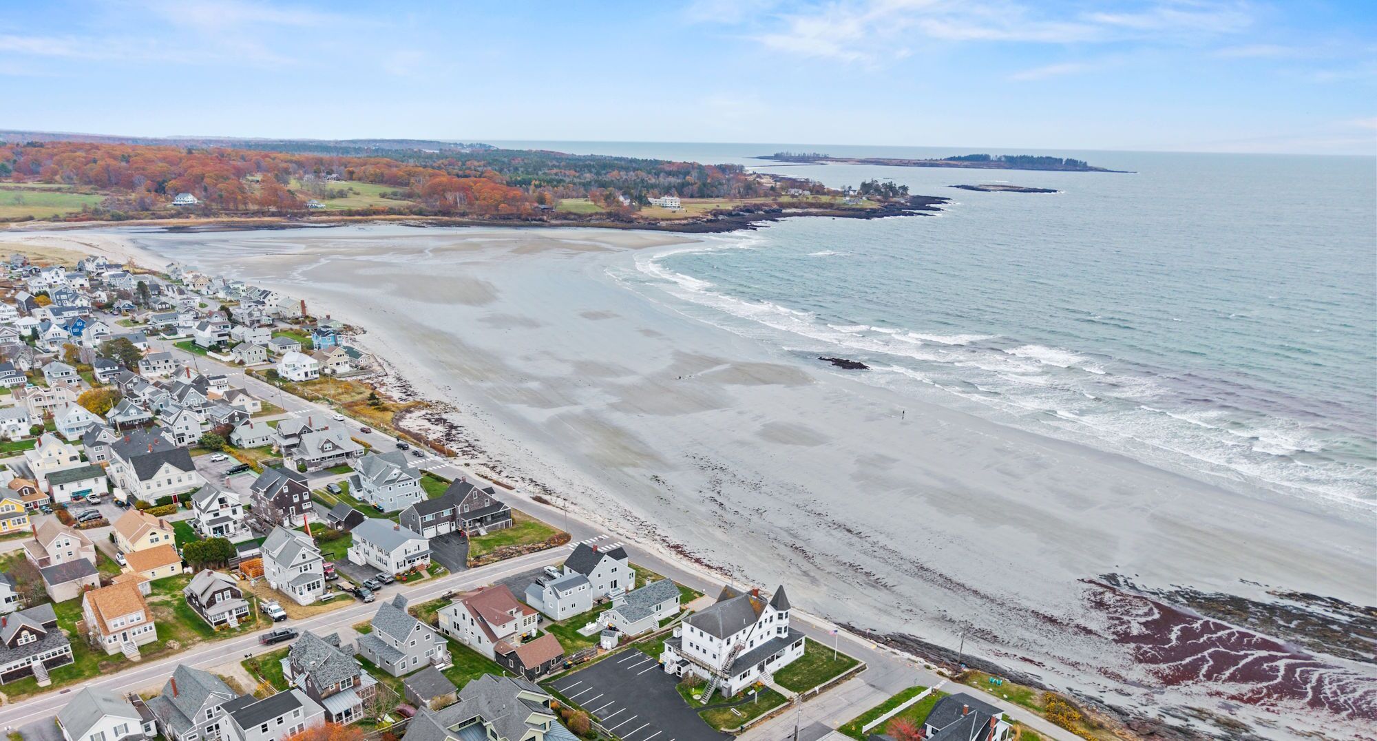 Di pantai, kursi berjemur, payung pantai, dan handuk pantai