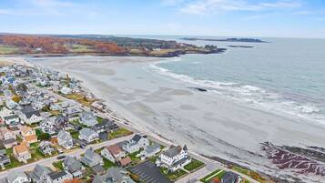 Di pantai, kursi berjemur, payung pantai, dan handuk pantai