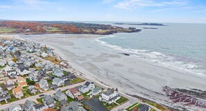 Plage, chaises longues, parasols, serviettes de plage