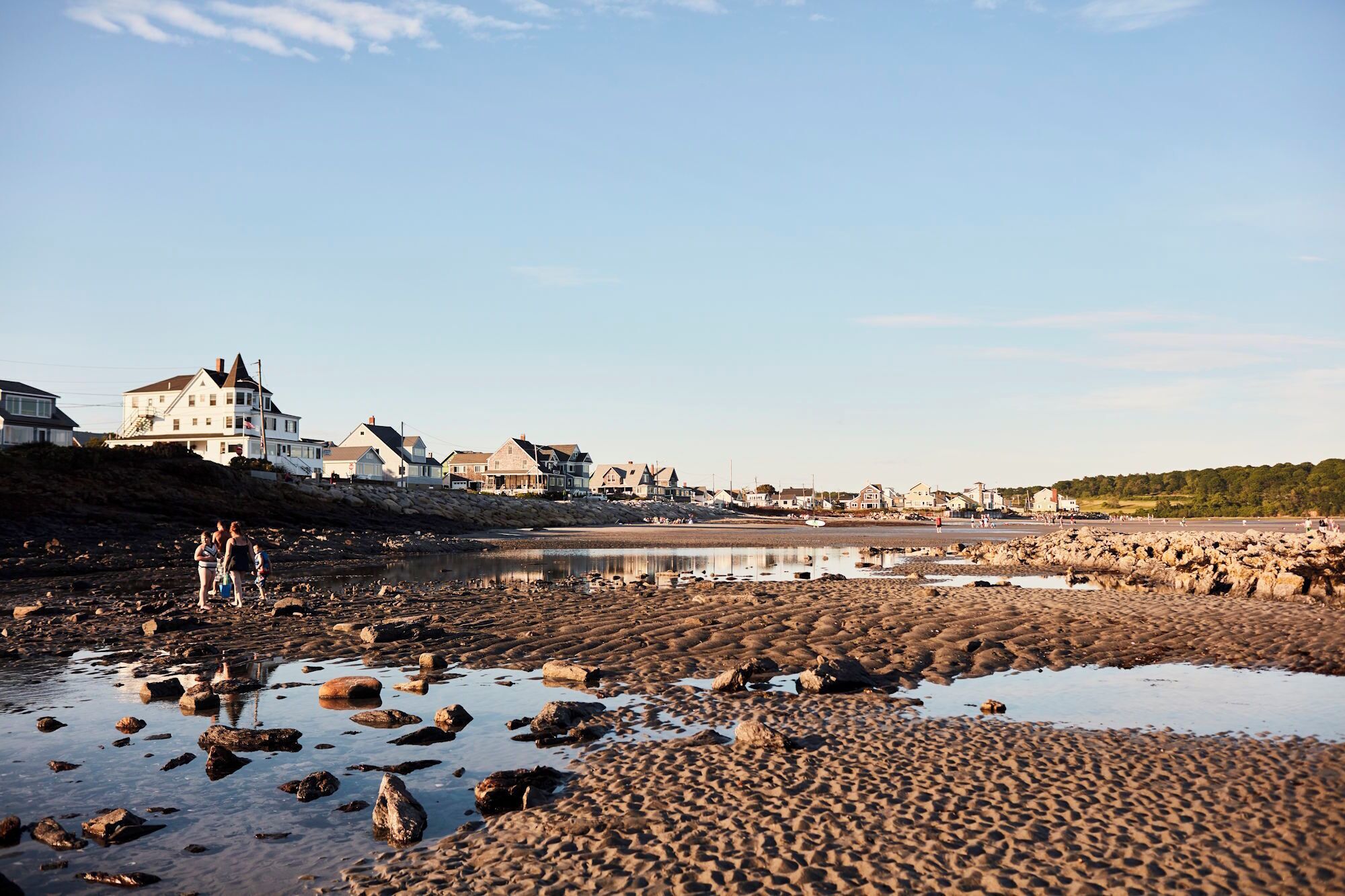 Plage, chaises longues, parasols, serviettes de plage