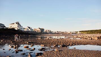 Plage, chaises longues, parasols, serviettes de plage