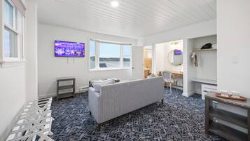 Studiosvit Deluxe - viss havsutsikt | Individuell inredning, unika möbler och gratis wi-fi