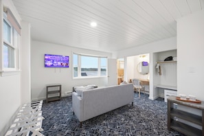 Suite estudio Deluxe, vista parcial al océano | Decoración personalizada, muebles diferentes y wifi gratis