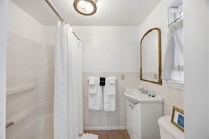 Habitación doble Deluxe, 1 cama Queen size, vista al océano, frente al océano | Baño | Regadera, toallas, jabón, shampoo