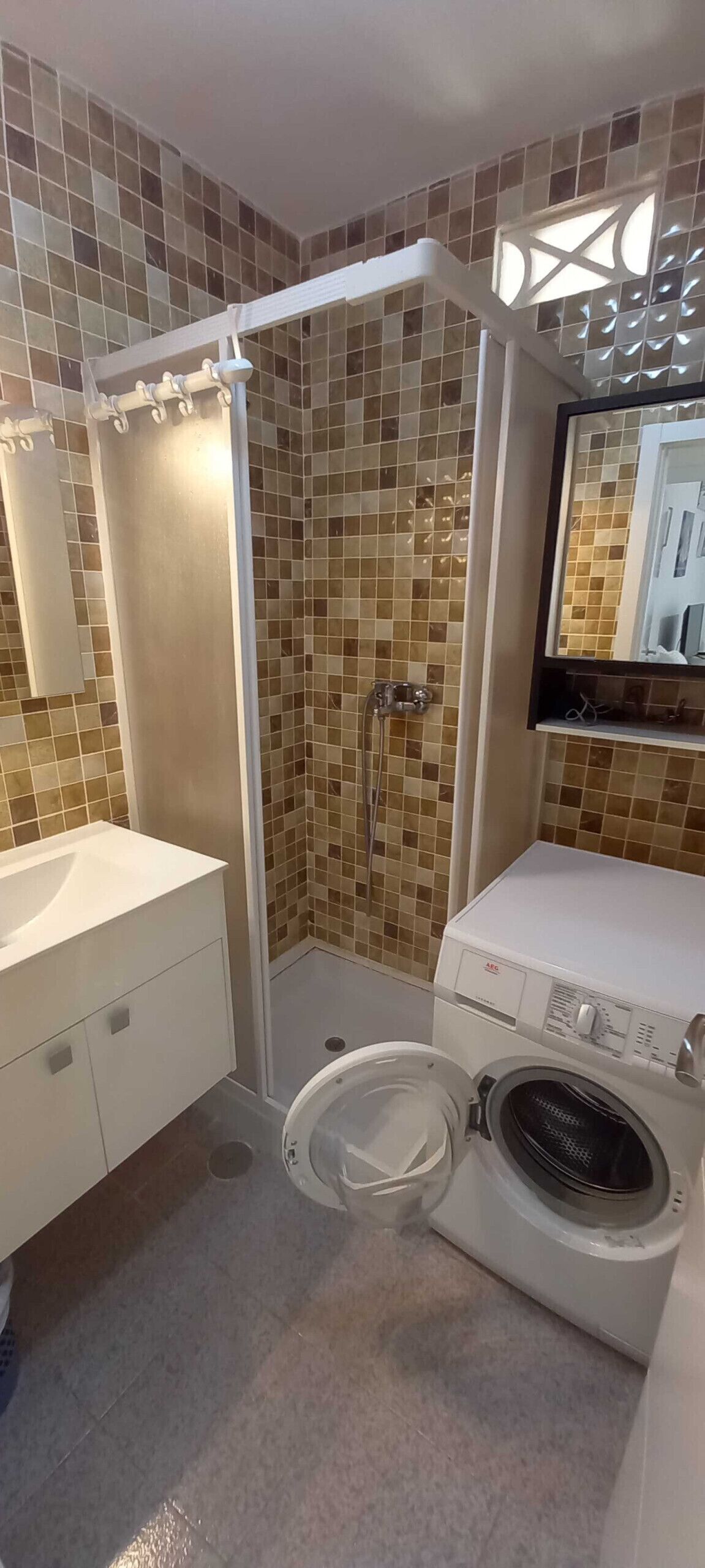 Douche, sèche-cheveux, serviettes fournies