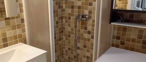 Douche, sèche-cheveux, serviettes fournies