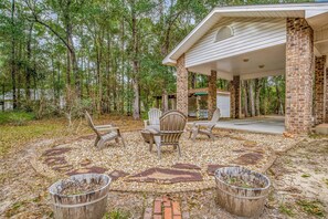 Terrace/patio - Family-Friendly Cottage Retreat w/Fire Pit (Milton)