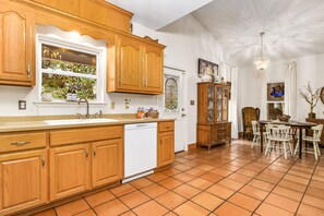 Fridge, microwave, oven, stovetop - Family-Friendly Cottage Retreat w/Fire Pit (Milton)