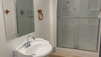 Een douche, een haardroger, handdoeken, zeep