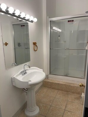 Een douche, een haardroger, handdoeken, zeep