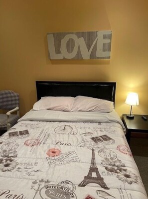 1 slaapkamer, een strijkplank/strijkijzer, internet, beddengoed