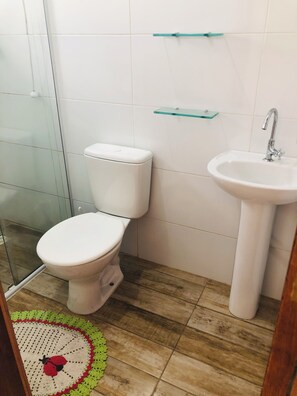 Suite – basic, gårdsplassområde | Bad | Dusj, håndklær og toalettpapir