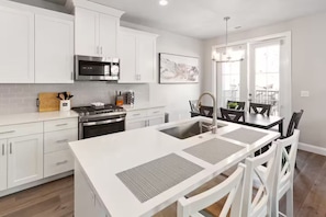 Private kitchen - 3 Masters w/ King Beds, Pool, Hot Tub & Pickleball near Zion (Washington)