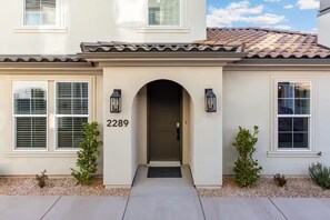 Exterior detail - 3 Masters w/ King Beds, Pool, Hot Tub & Pickleball near Zion (Washington)