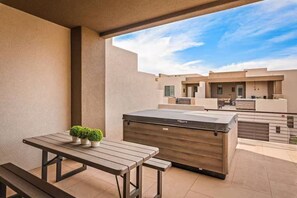 Outdoor dining - Poolside w/ 3 King Beds, Private Hot Tub, Gym, EV Charger & WiFi (Washington)