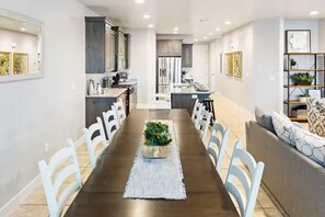 Dining - Poolside w/ 3 King Beds, Private Hot Tub, Gym, EV Charger & WiFi (Washington)