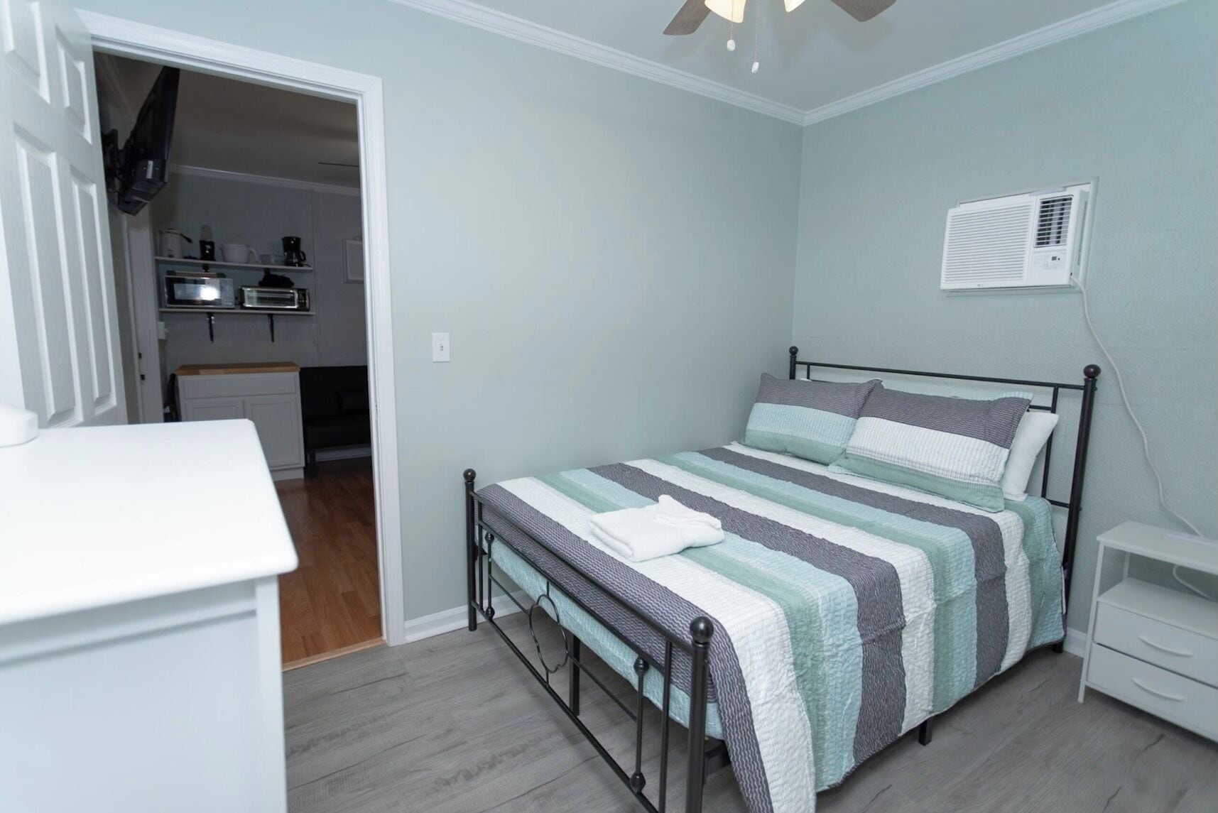 1 chambre, fer et planche à repasser, Wi-Fi, draps fournis