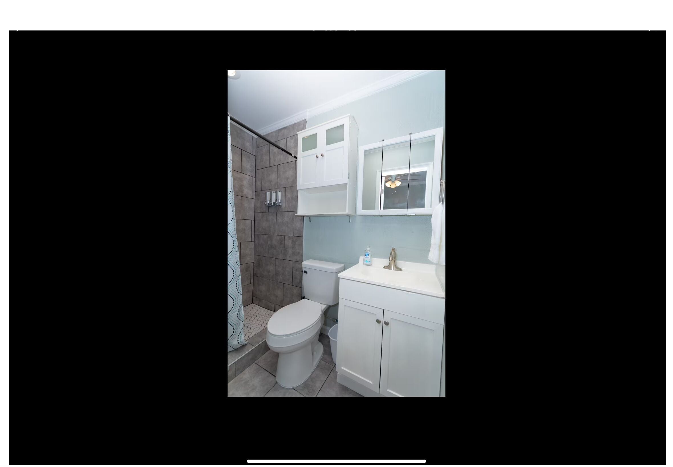 Douche, serviettes fournies, savon, papier toilette