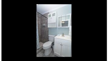 Douche, serviettes fournies, savon, papier toilette