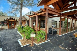 Exterior - Mt Bachelor Base: Studio+Bunk Nook, Hot Tub, Pool (Seventh Mountain)