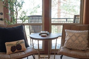 Interior - Mt Bachelor Base: Studio+Bunk Nook, Hot Tub, Pool (Seventh Mountain)