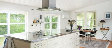 冷蔵庫、オーブン、コンロ、食器洗い機