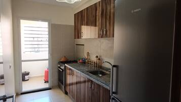 Kühlschrank, Ofen, Wasserkocher mit Kaffee-/Teezubehör, Wasserkocher