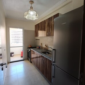 Kühlschrank, Ofen, Wasserkocher mit Kaffee-/Teezubehör, Wasserkocher