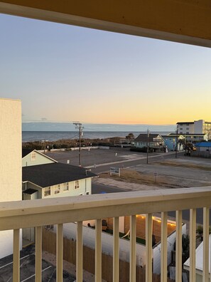 Property grounds - Cozy condo with ocean views by Carolina Beach Boardwalk (Carolina Beach)