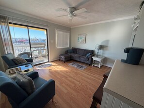 Smart TV, books - Cozy condo with ocean views by Carolina Beach Boardwalk (Carolina Beach)